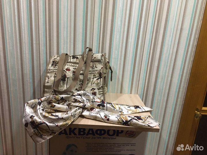 Платок и сумка с одинаковым рисунком