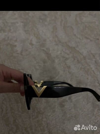 Солнцезащитные очки женские Valentino