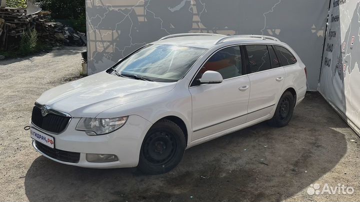 Держатель задней полки левый Skoda Superb (3T) 3T9