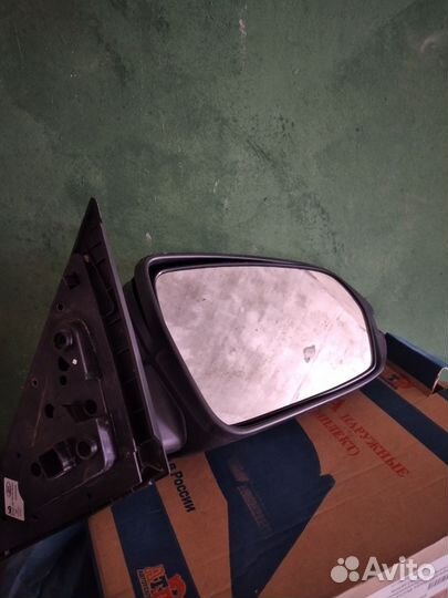 Правое зеркало заднего вида