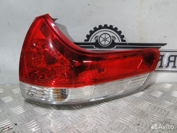 Фонарь задний правый Toyota Sienna 3 2012 3.5