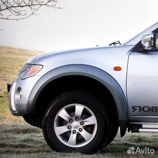 Крыло переднее левое в цвет Mitsubishi L200 4