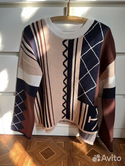 Свитер с геометрическим принтом