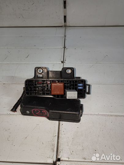 Блок предохранителей toyota avensis AZT250 1AZ-FSE