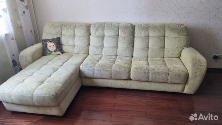Угловой диван Britannica салатовый велюр б/у