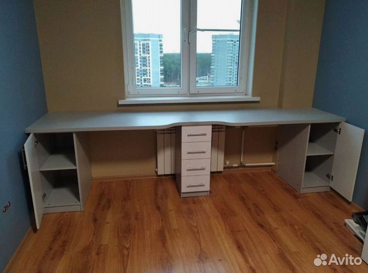 Письменный стол у окна для школьника