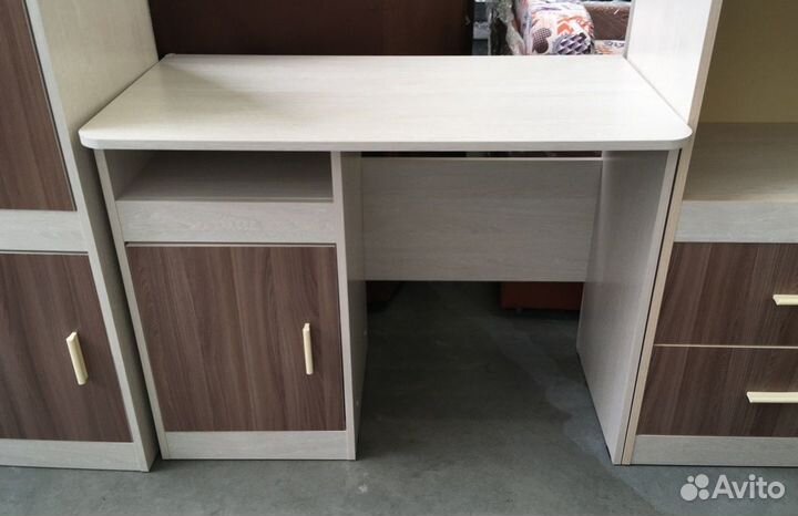 Компьютерный стол в наличии 2 цвета