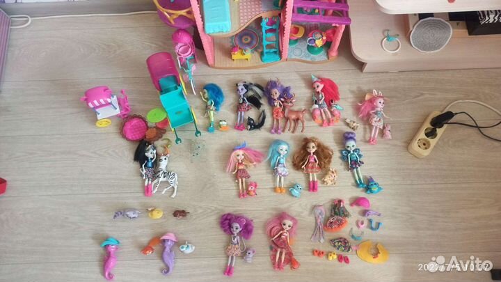 Домик и куклы энчанималс