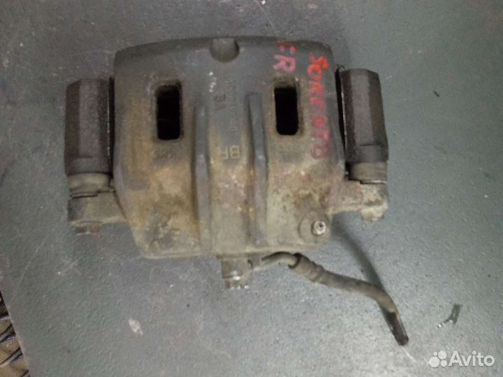 Тормозной суппорт передний KIA Sorento 1