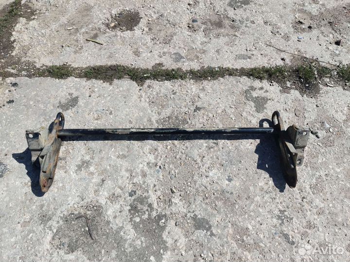 Задняя балка с крюками Паджеро 4