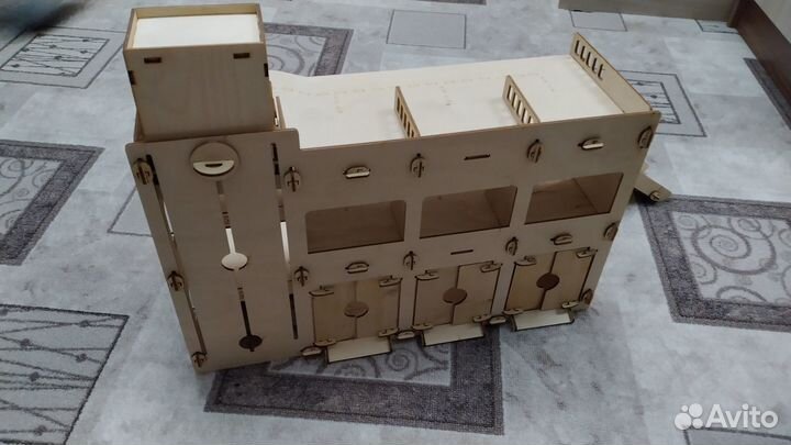 Детский игрушечный гараж из дерева