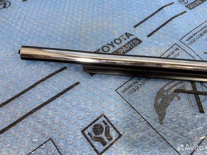 Накладка стекла задняя правая Lexus Lx570 2007