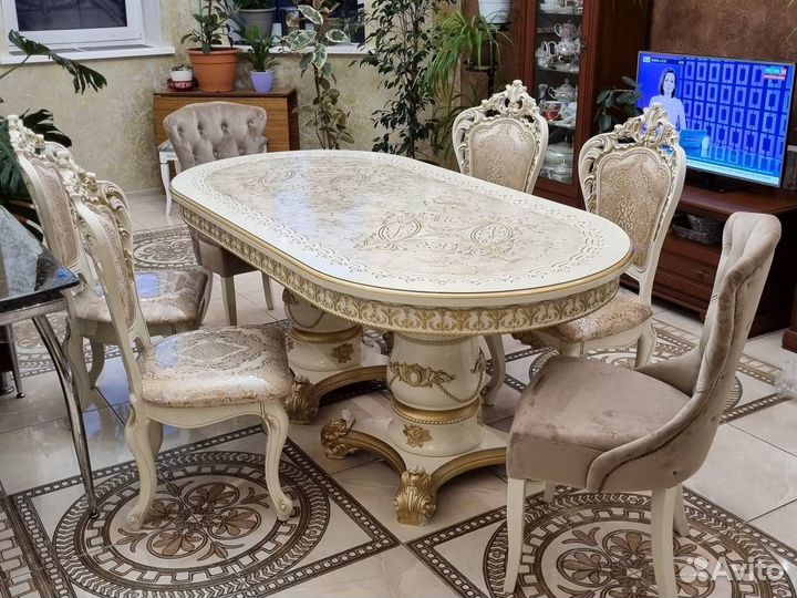 Стол и стулья