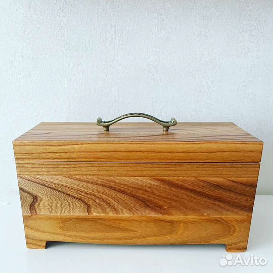 Деревянная шкатулка из ценных пород древесины
