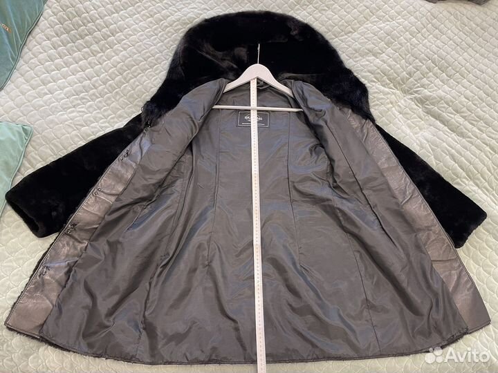 Шуба мутоновая с капюшоном из норки