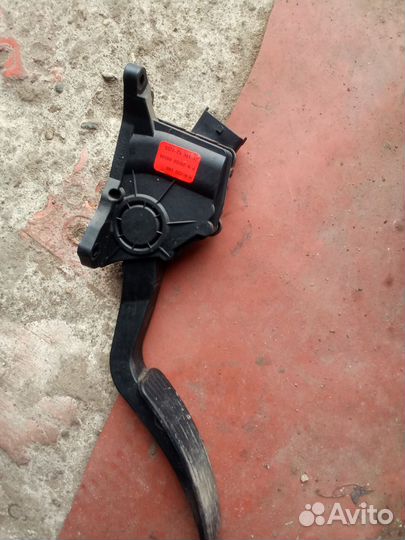 Санг енг кайрон педаль газа