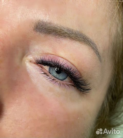 Наращивание ресниц и оформление бровей
