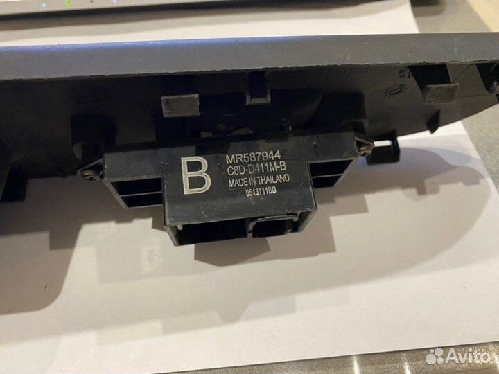 Кнопка стеклоподъемника задняя левая Mitsubishi