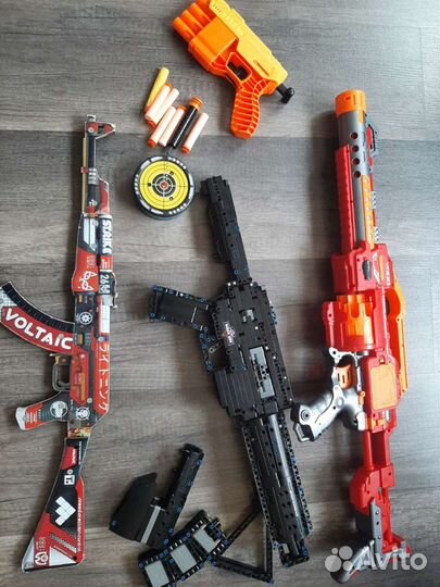 Автоматы, пистолеты, пуп ит, машина