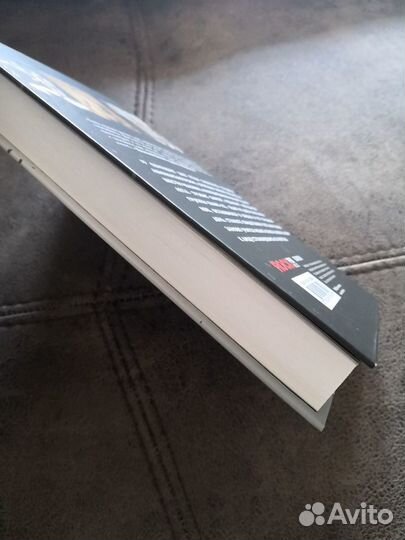 Книга. Между панк-роком и смертью. Тревис Баркер