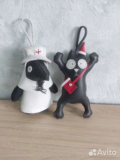 Брелок на сумку из кожи кукла 