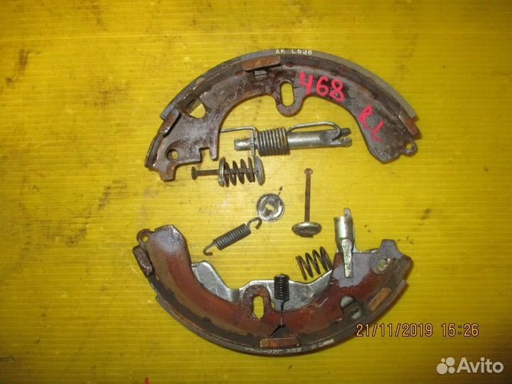 Колодки ручного тормоза зад Слева toyota carina ED