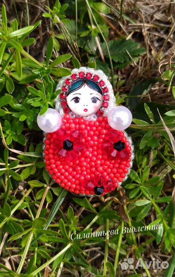 Брошь матрешка