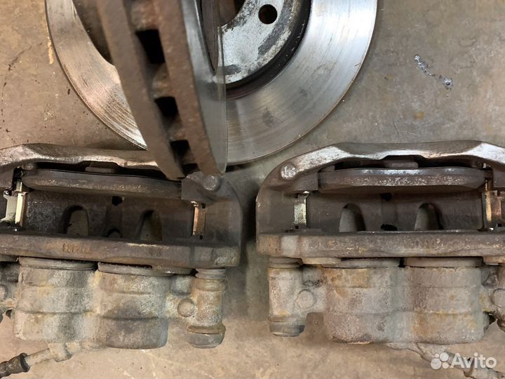 Комплект передних тормозов Мерседес W 639