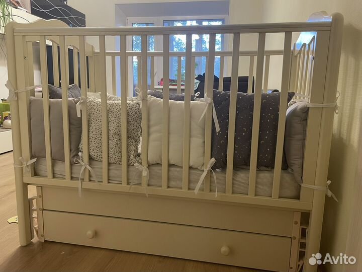 Детская кроватка с маятником гандылян