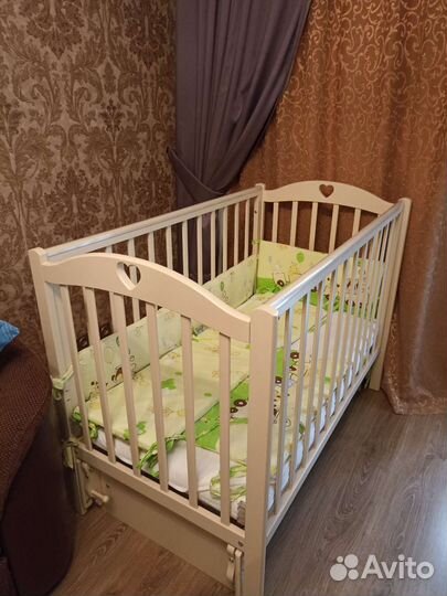 Детская кроватка с маятником и ящиком