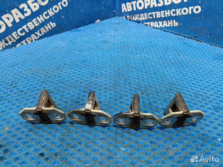 Ответная часть замка двери Mercedes-Benz W202