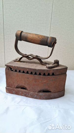 Старинный угольный утюг