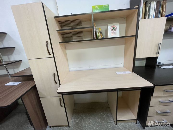 Компьютерный стол с полками