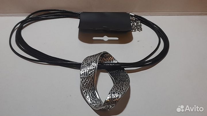Крупные украшения на шею