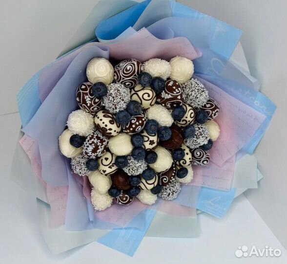 Клубничный в белом и тёмном шоколаде с голубикой а