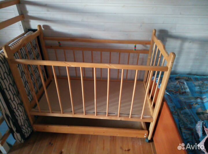 Продам детскую кроватку с матрасом