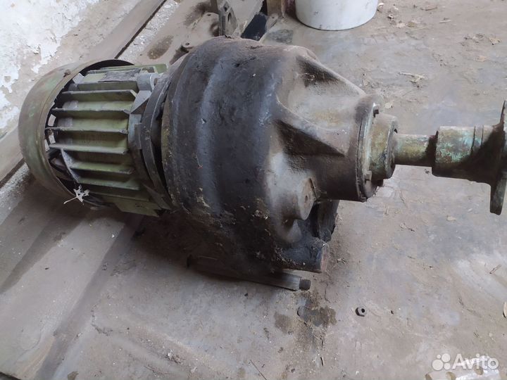 Редуктор с двигателем