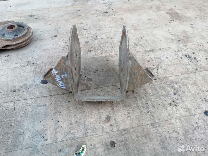 Кронштейн подушки двигателя Volkswagen golf 2