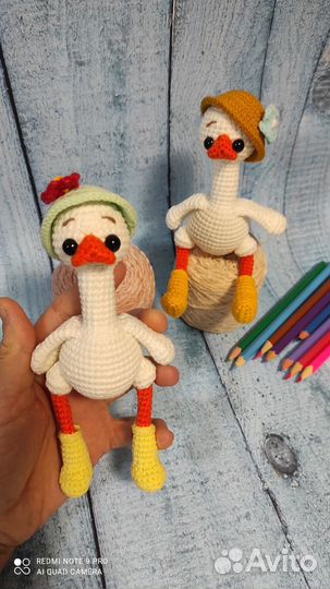 Игрушка гусь обнимусь вязаный