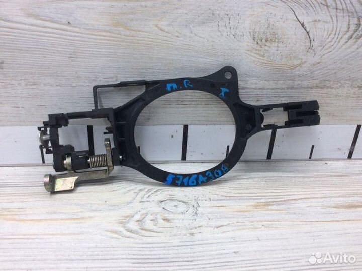 Кронштейн ручки передний правый Mitsubishi Lancer