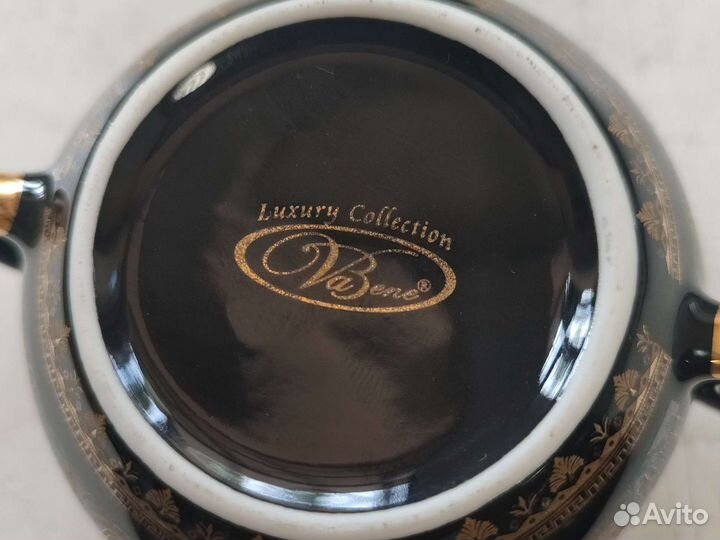 Красивая фарфоровая сахарница