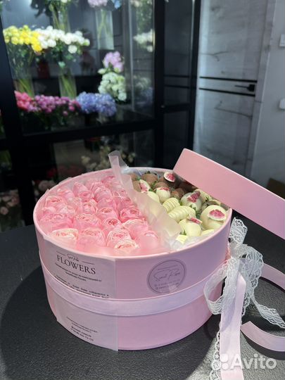 Клубника в шоколаде с цветами