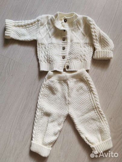 Вязаный костюм для малыша 74