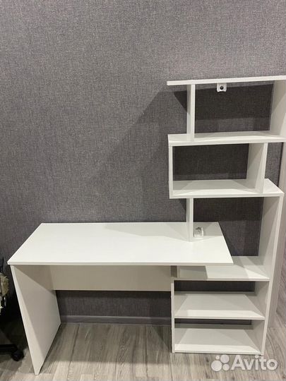 Письменный стол для школьника белый
