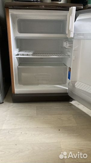 Холодильник б/у маленький Indesit коричневый