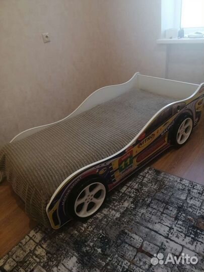 Детская кровать машина