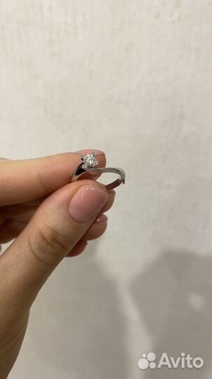 Кольцо с бриллиантом