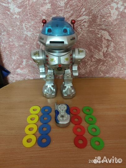 Игрушка робот стреляет пульками