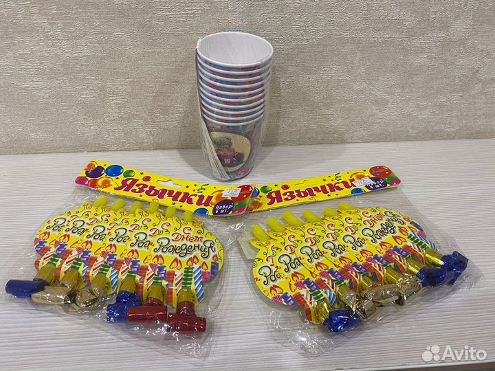 Колпаки, дудки, посуда, наклейки для дня рождения