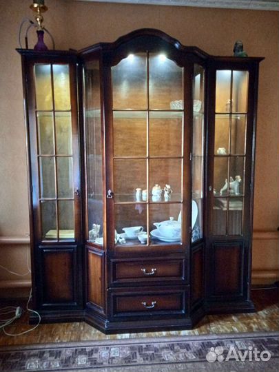 Шкаф -витрина